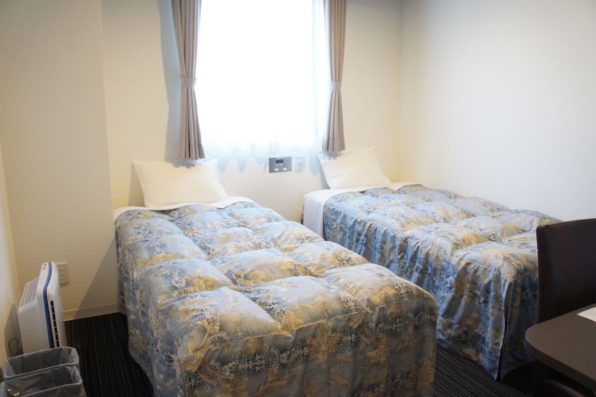 basic twin room, non smoking | in-room safe, desk, free wifi, bed sheets
