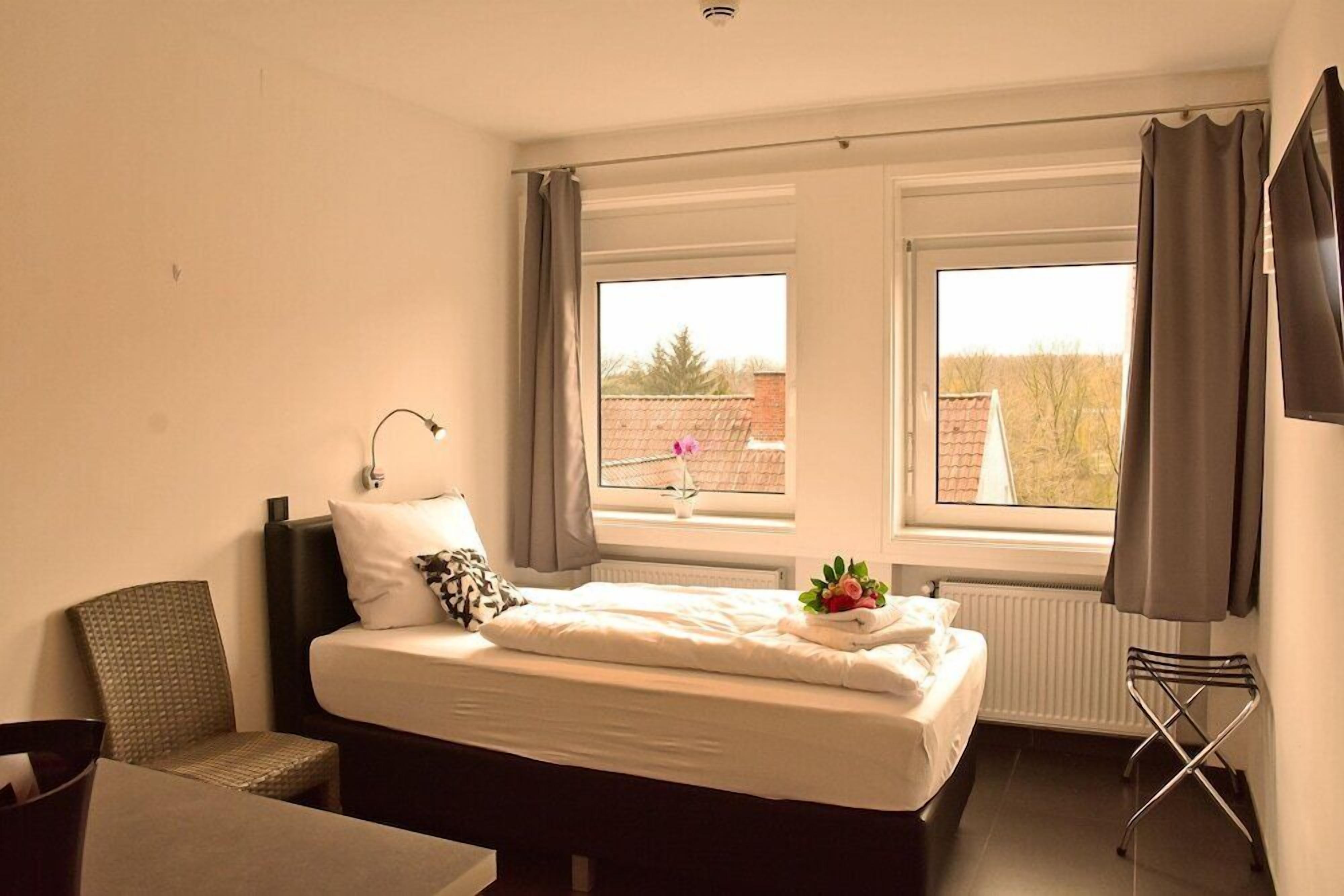 Premium bedding, desk, soundproofing, travel crib