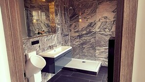 Baignoire relaxante profonde, sèche-cheveux, serviettes fournies