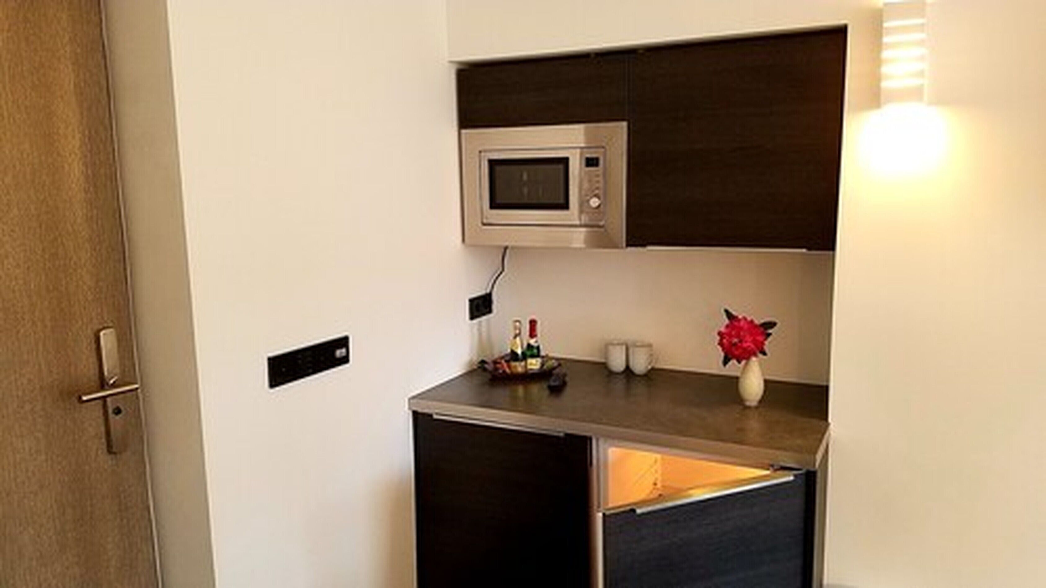 1 bedroom, premium bedding, desk, soundproofing