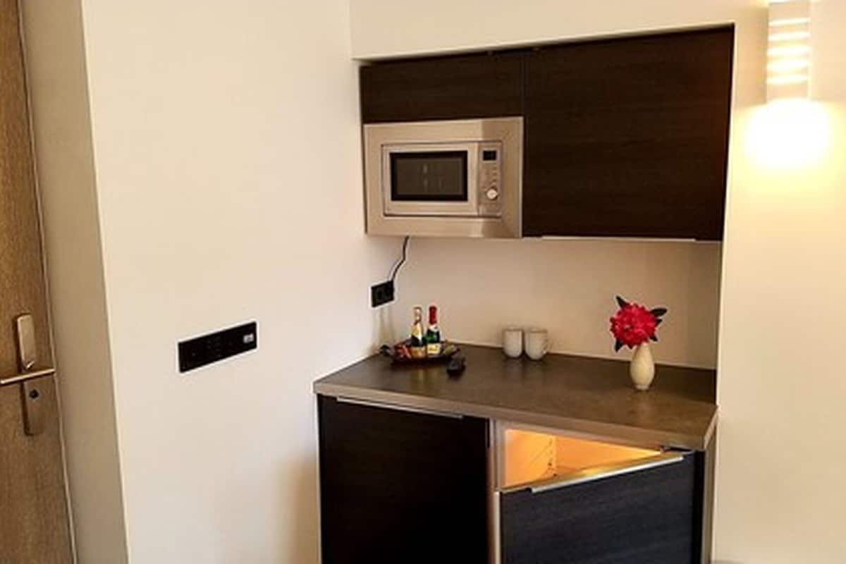 1 bedroom, premium bedding, desk, soundproofing