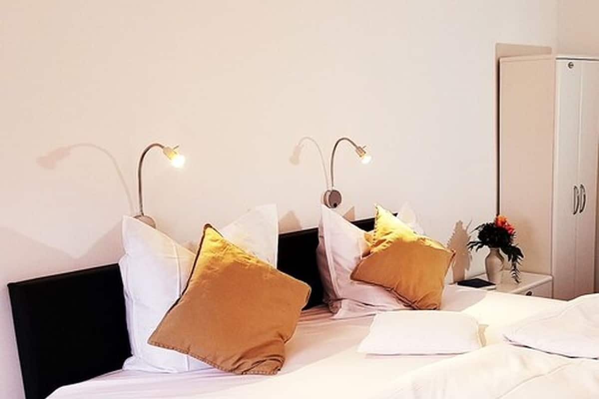 1 bedroom, premium bedding, desk, soundproofing
