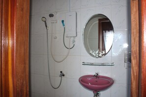 Buồng tắm vòi sen, đồ dùng nhà tắm miễn phí, dép đi trong nhà 