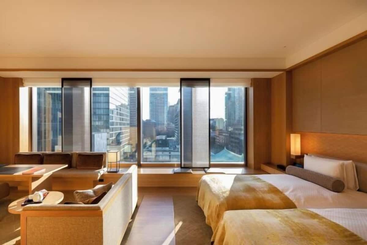 1 habitación, caja de seguridad en la habitación y escritorio