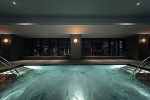 Indoor pool, sun loungers - The Okura Tokyo (Tokyo)