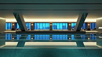 Piscine couverte, chaises longues