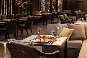 5 restaurants; breakfast, lunch and dinner served 