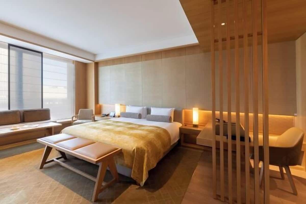 1 habitación, caja de seguridad en la habitación y escritorio