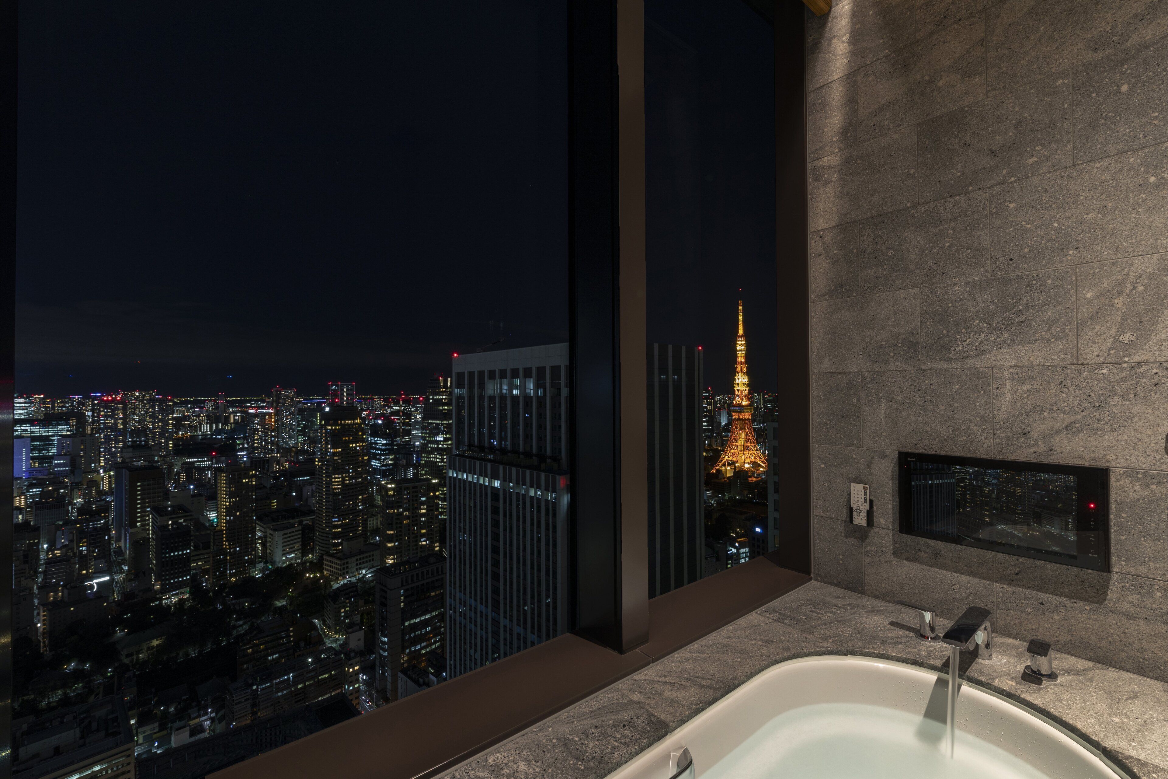 セーフティボックス (室内)、デスク、遮光カーテン、防音設備