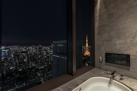 Caja de seguridad en la habitación, escritorio y cortinas blackout