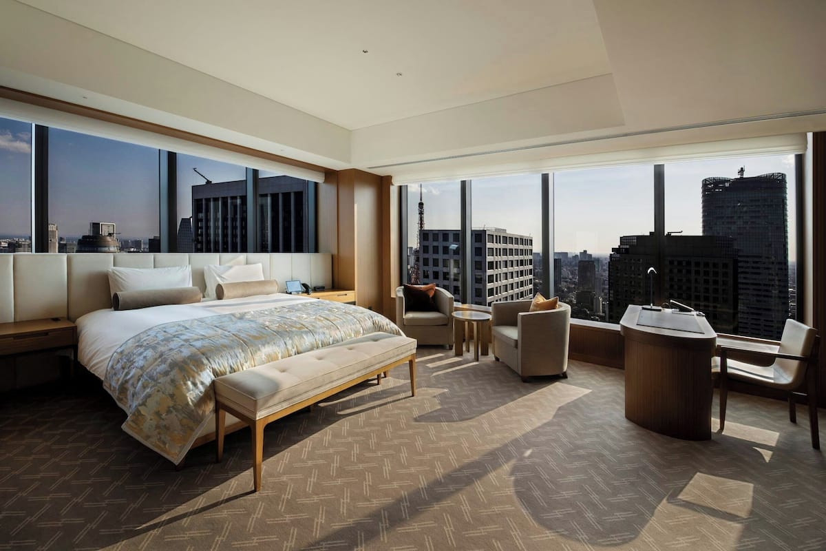 Room, 1 Katil Raja (King), Corner (Prestige, 56sqm) | Peti besi dalam bilik, meja, langsir/tirai gelap terus, kalis bunyi 