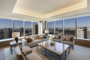 In-room safe, desk, blackout drapes, soundproofing - The Okura Tokyo (Tokyo)