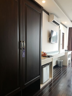 Minibar, desk, free WiFi