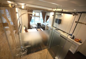 Deluxe tweepersoonskamer, 1 queensize bed, privébadkamer, uitzicht op heuvels | Badkamer met douche