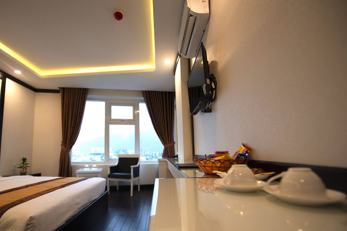 Chambre Deluxe double, 1 grand lit, salle de bain privée, vue sur la colline | Minibar, bureau, accès au Wi-Fi (inclus)