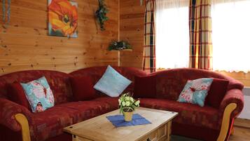 House (Blockhaus 3 (incl. 60⏠+ City Tax)) | Living room | Flat-screen TV, DVD player