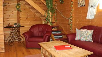 Maison, 2 chambres, non-fumeurs, vue vallée (Blockhaus 1 (incl. 60⏠+ City Tax)) | Salle de séjour | Télévision à écran plat, lecteur de DVD