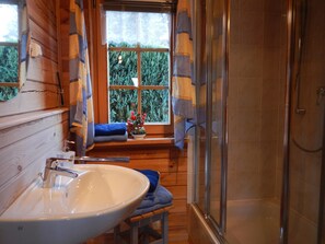 House (Blockhaus 3 (incl. 60€ + City Tax)) | Bathroom | Shower, hair dryer, towels - Der Fuchsbau Blockhäuser (Bad Sachsa)