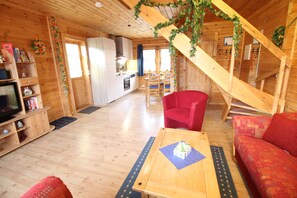 Ferienhaus (Blockhaus 2 (incl. 60€ + City Tax)) | Wohnbereich | Flachbildfernseher, DVD-Player