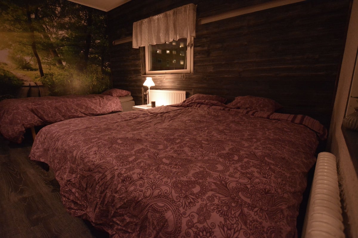 Forrest Room | Seprai premium, meja kerja, Wi-Fi gratis, dan seprai linen