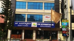 Un edificio de varios pisos con señalización para 'SUN INTERNATIONAL HOTEL & RESORTS' y 'MORJANA INN'.