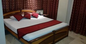 Habitación Deluxe | 1 dormitorio, caja fuerte, cortinas opacas y camas supletorias