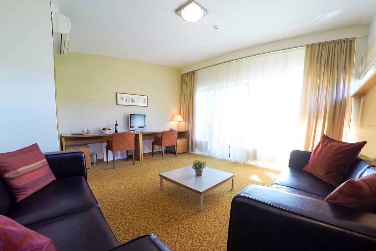 Suite Luxury, balcone, vista città | Soggiorno | TV a schermo piatto