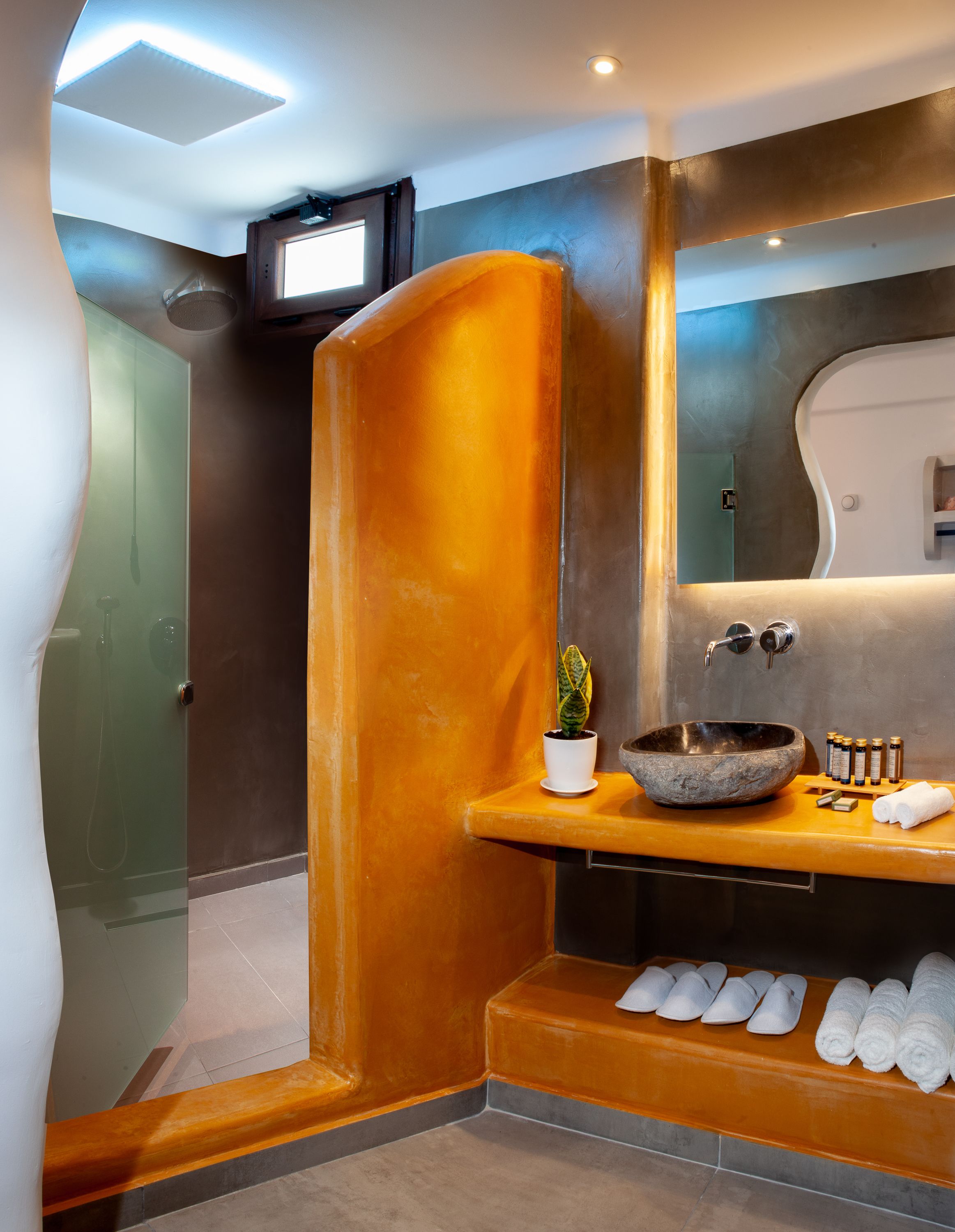 suite, 1 bedroom, hot tub (external) | bathroom amenities | shower, rainfall showerhead, designer toiletries, hair dryer