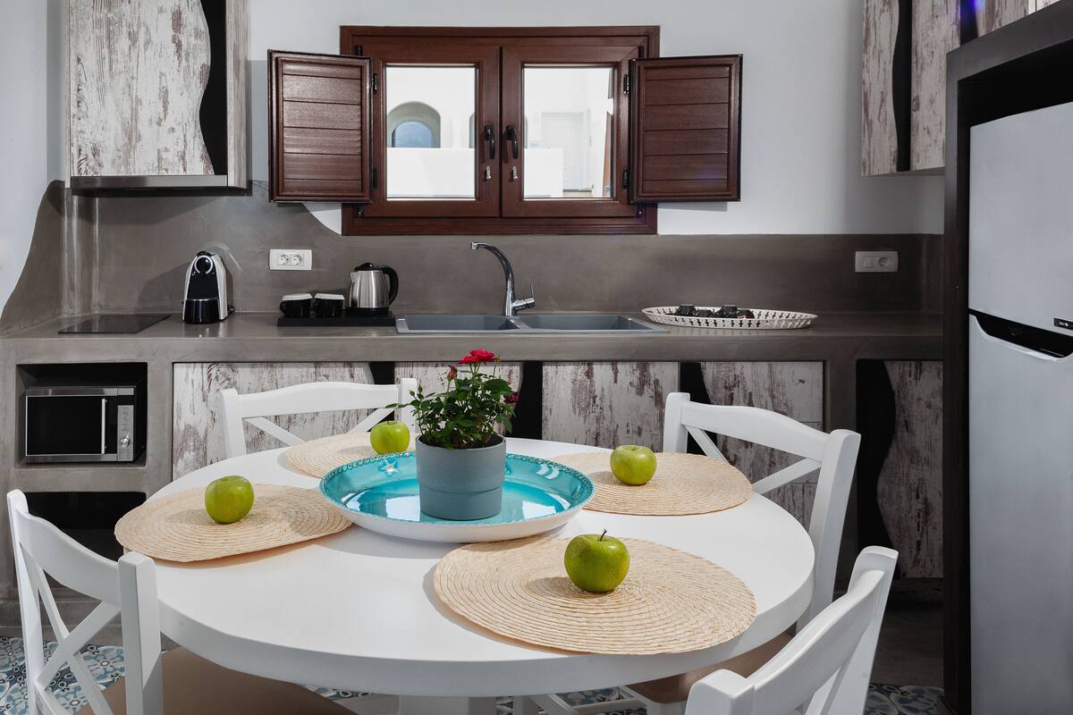 family suite, hot tub (external) | 1 bedroom, egyptian cotton sheets, premium bedding, pillow-top beds