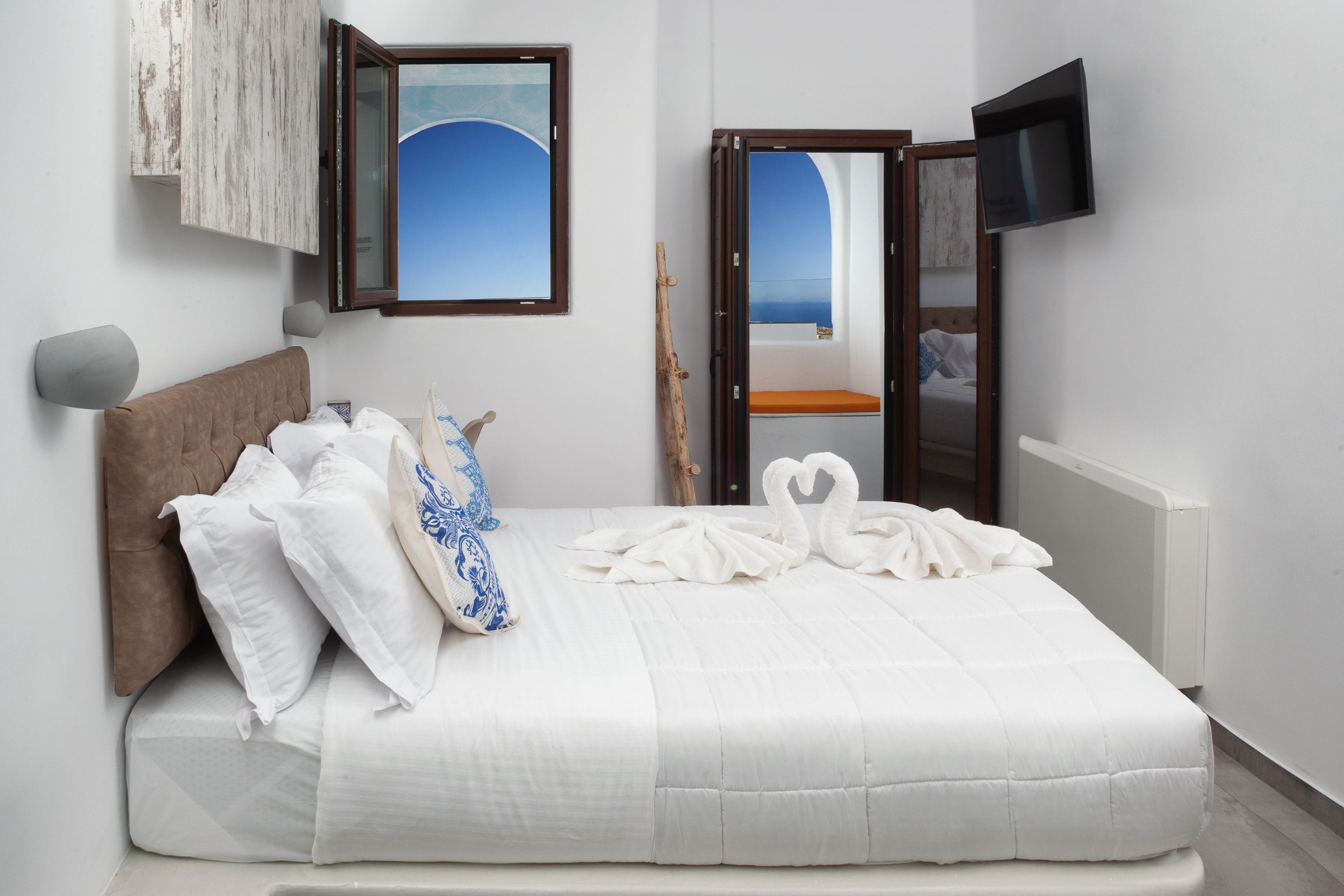 deluxe suite, hot tub (external) | 1 bedroom, egyptian cotton sheets, premium bedding, pillow-top beds