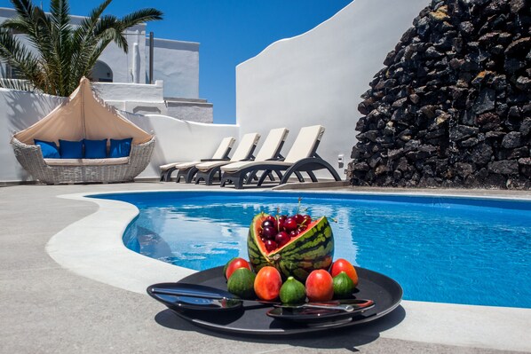 Alberca al aire libre por temporada y sombrillas en la alberca