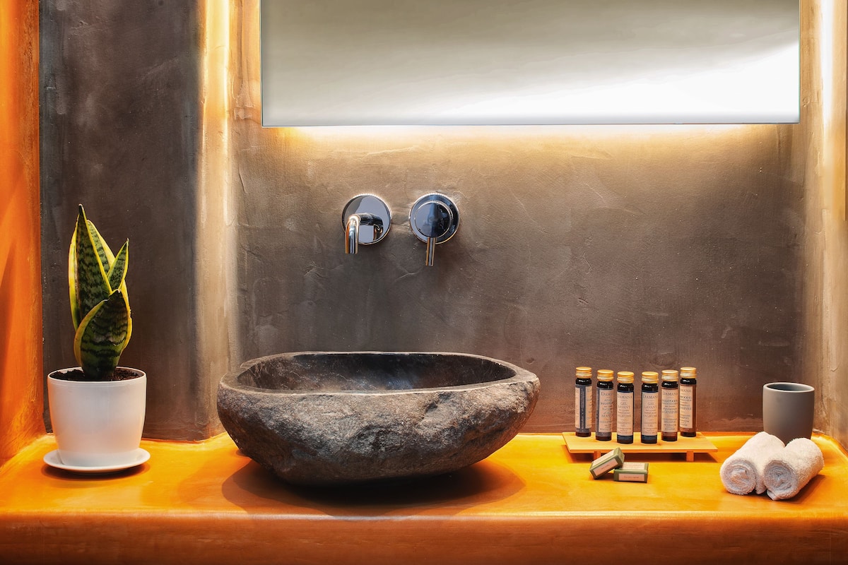 suite, 1 bedroom, hot tub (external) | bathroom | shower, rainfall showerhead, designer toiletries, hair dryer