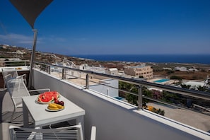 Grand suite, 2 slaapkamers, bubbelbad, op Executive verdieping (East side, sea view) | Uitzicht vanaf balkon