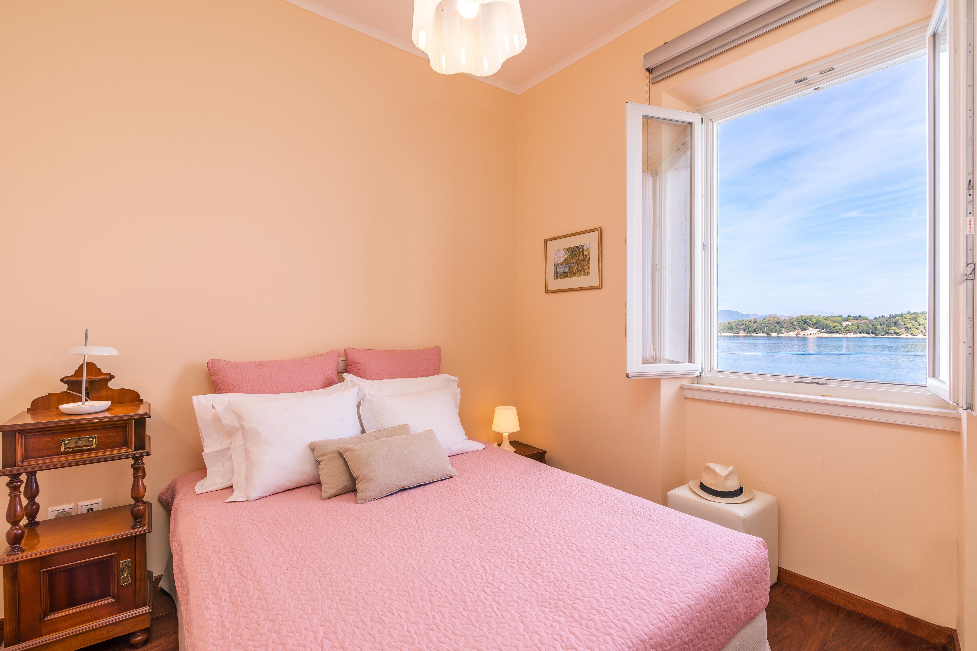 Apartment, 2 Bedrooms, Sea View | Safe på rommet, strykejern/-brett, wi-fi (inkludert) og sengetøy