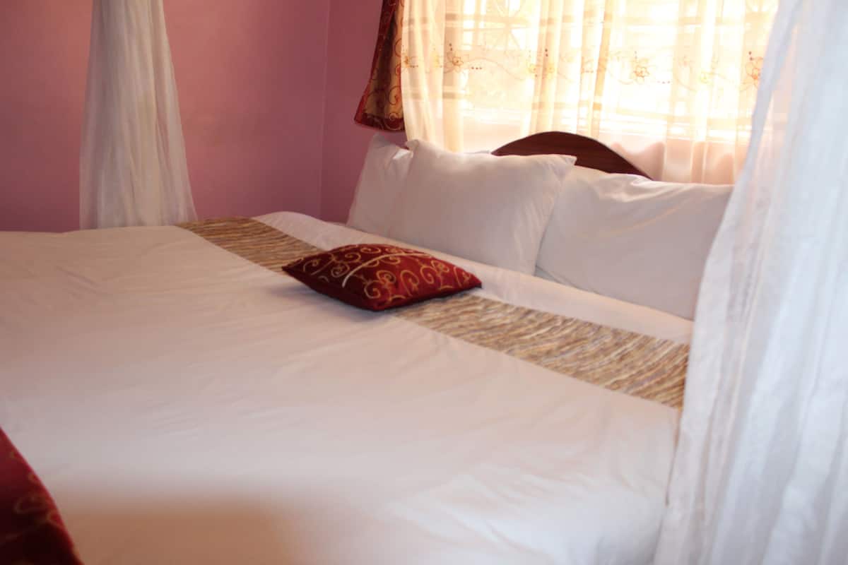 Deluxe Suite, Multiple Beds | Desk, soundproofing, free WiFi, bed sheets