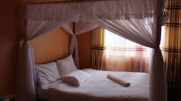 Escrivaninha, quartos à prova de som, Wi-Fi de cortesia, roupa de cama