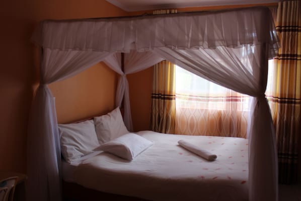 Desk, soundproofing, free WiFi, bed sheets