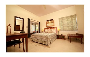 Minibar, individually decorated, individually furnished, desk