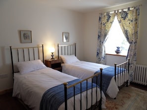 Apartamento superluxo, vista para o pátio | Roupas de cama premium, ferros/tábuas de passar roupa, Wi-Fi de cortesia