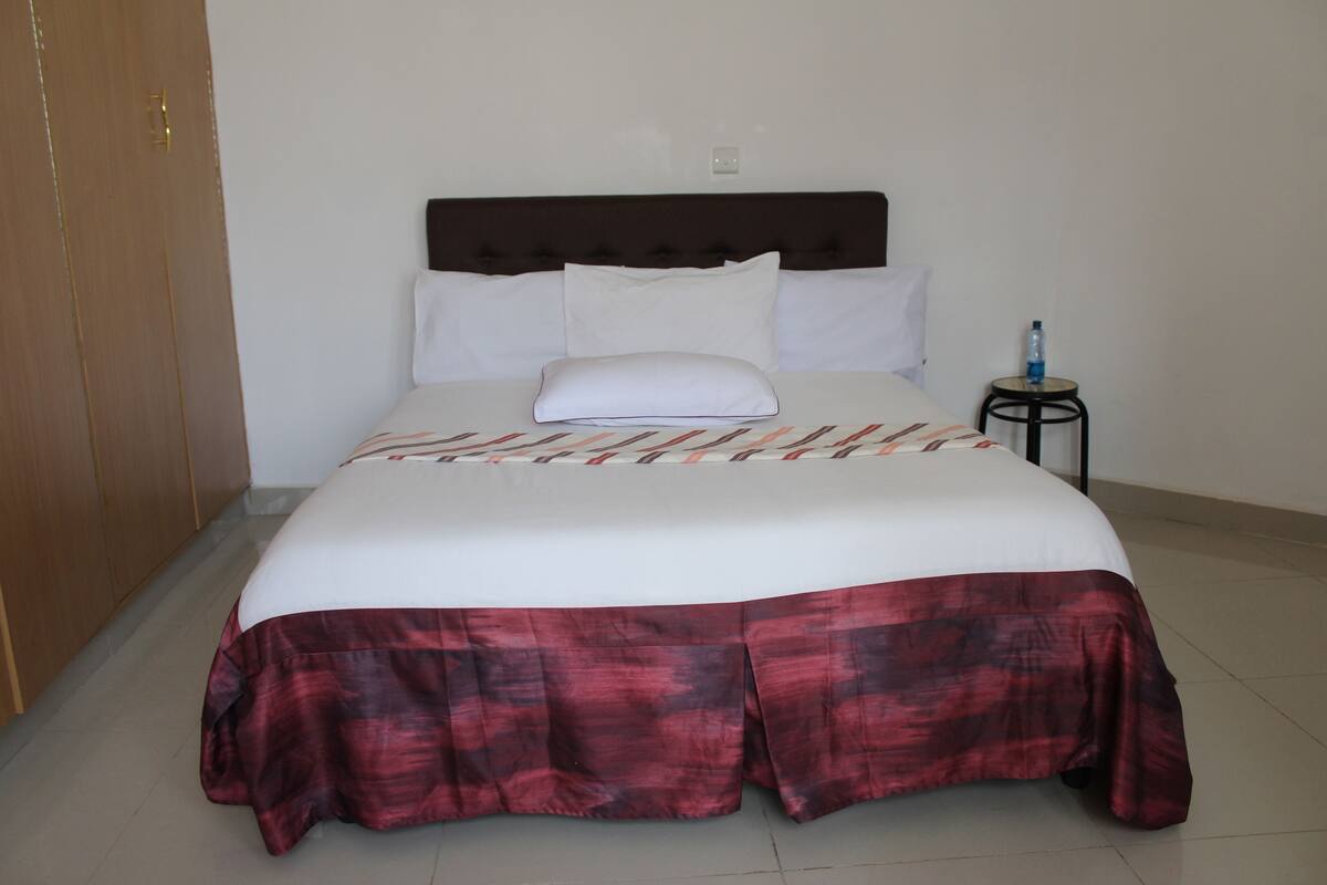 Ropa de cama de alta calidad y tabla de planchar con plancha 