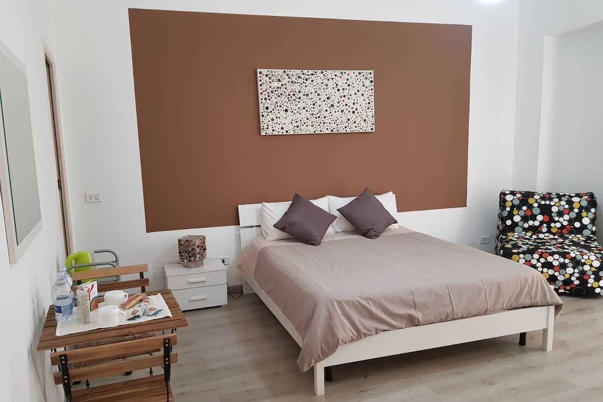 Une chambre à coucher avec un lit, un bureau et une chaise.