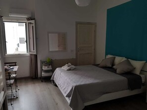 Phòng 3 | Bàn, bàn ủi/dụng cụ ủi quần áo, nôi/giường cho trẻ sơ sinh (phụ phí) 