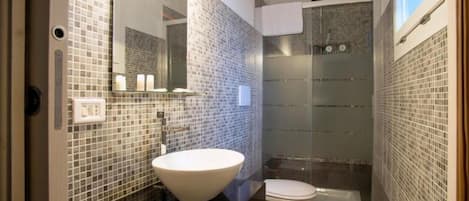 Dusche, kostenlose Toilettenartikel, Haartrockner, Bademäntel