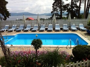 Piscine extérieure (ouverte en saison), parasols de plage