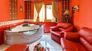 Apartment, Lake View (private spa tub) | Living area | LED TV - Hotel Kalvachevi (Batak)