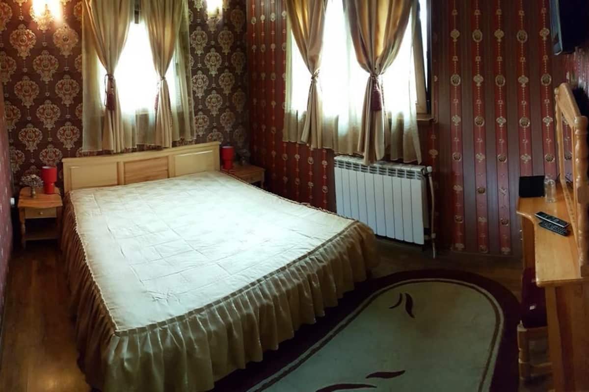 Apartment, Lake View (private spa tub) | Soundproofing, cribs (free), WiFi (free), individually decorated