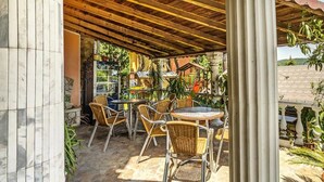 Outdoor dining - Hotel Kalvachevi (Batak)