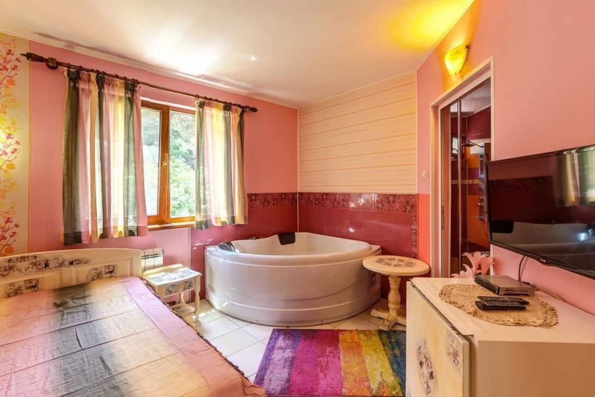 Double Room, Mountain View (private spa tub) | Soundproofing, cribs (free), WiFi (free), individually decorated