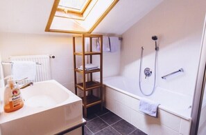 Departamento, 2 habitaciones (Rotspitz) | Baño | Secadora de cabello y toallas 