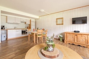 Apartamento, 2 quartos (Murmeltier) | Área de estar | TV de tela plana